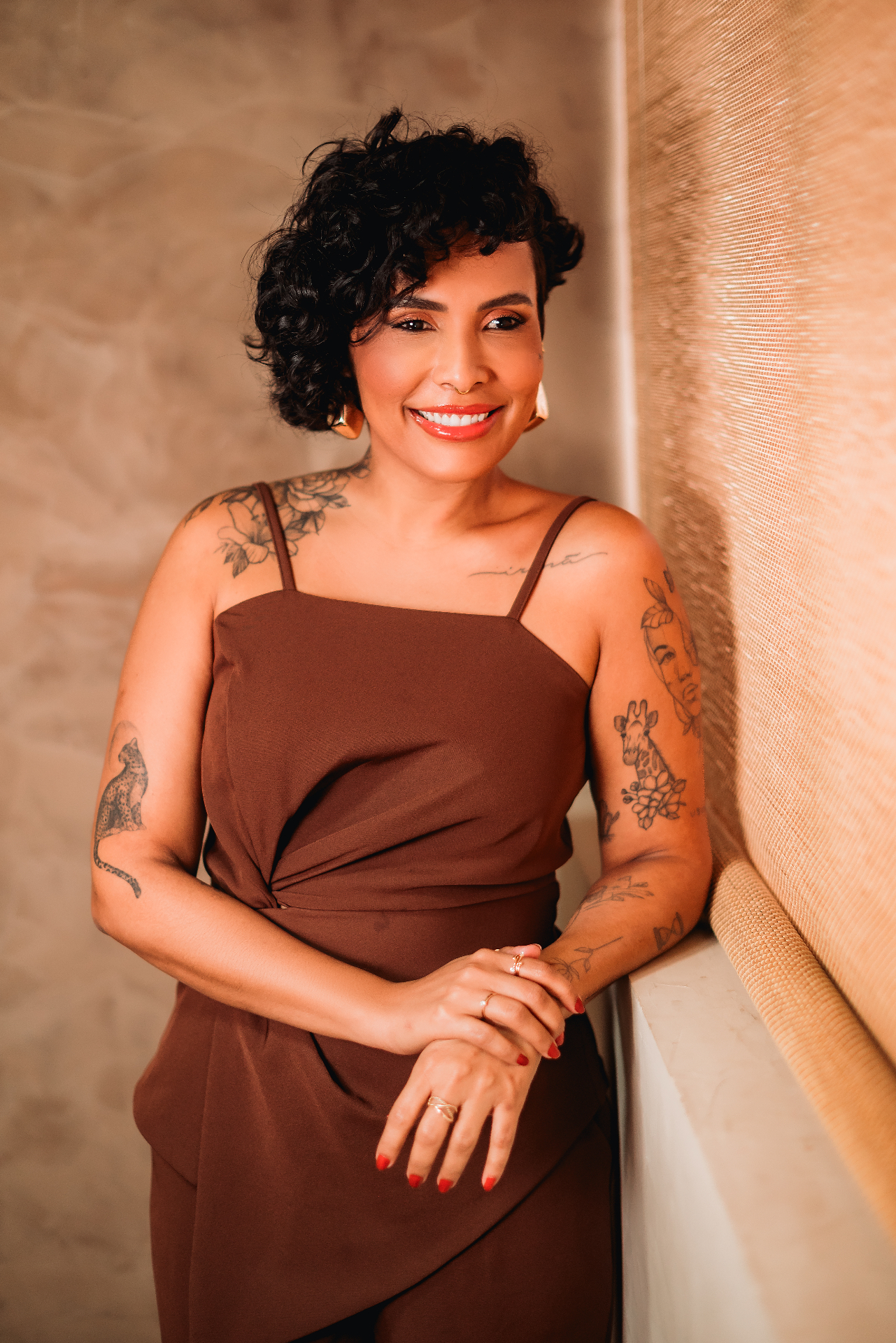 Vanessa West sorrindo durante atendimento